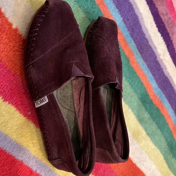 Tom’s suede burgundy slip on 6.5 - Picture 2 of 4